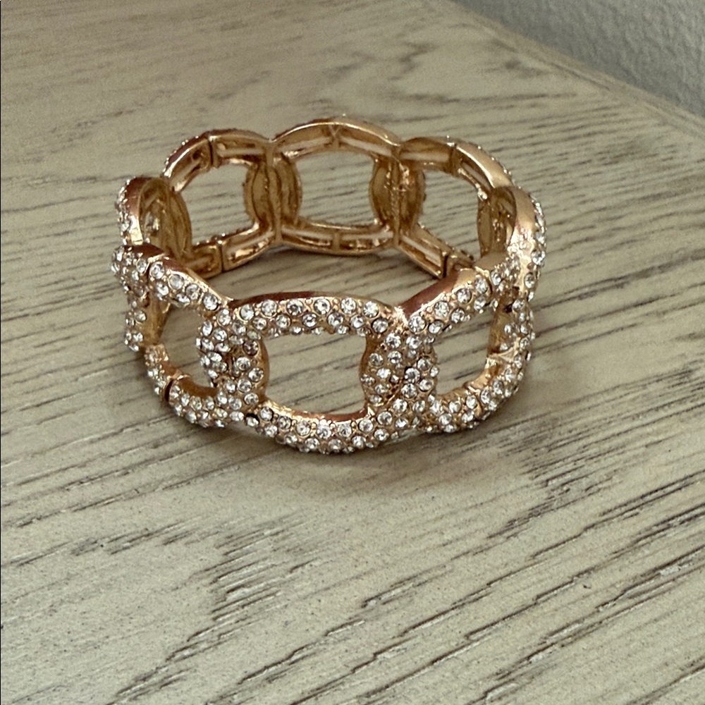 Elegant Gold and Crystal Bracelet